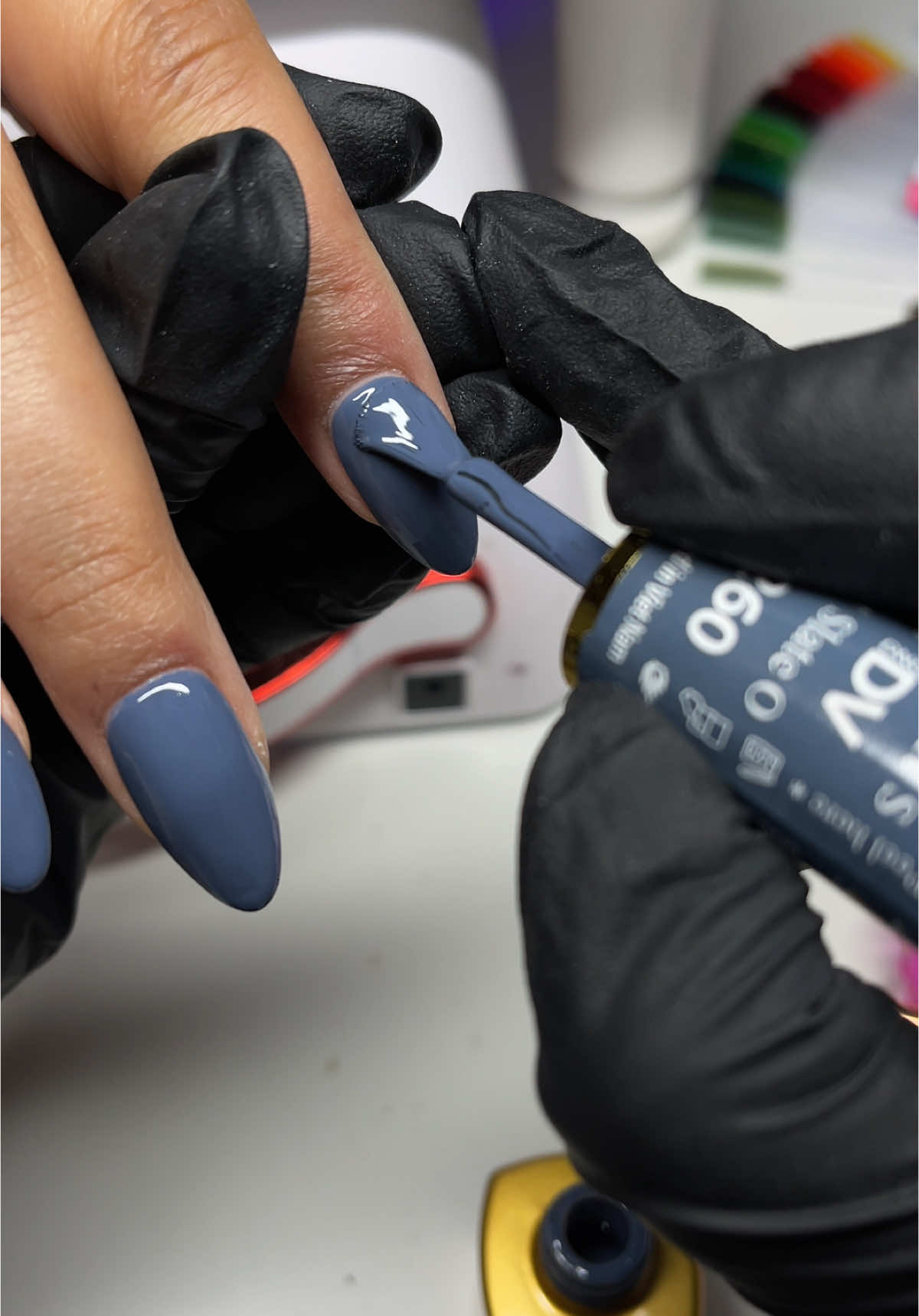 Applying “slate of the art” from @dndgel 😍 #thenailvholic #dndgel #dndcolors #nailtech #watchmework #gelpolish 