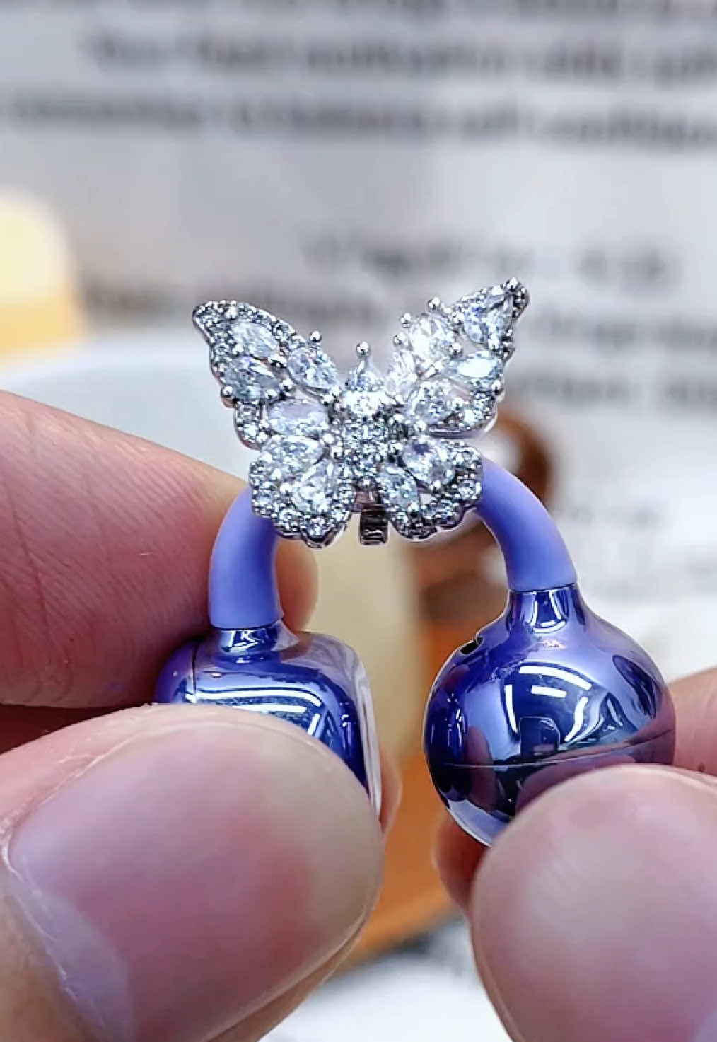 Decorate your ears. It's not jewelry but a pair of headphones!#earbuds#earbudsviral#earbudswireless #headphones#headphonesrecommended #TikTokShop#springsale#gift #giftideas#fyp#foryoupage#tiktokmademebuyit