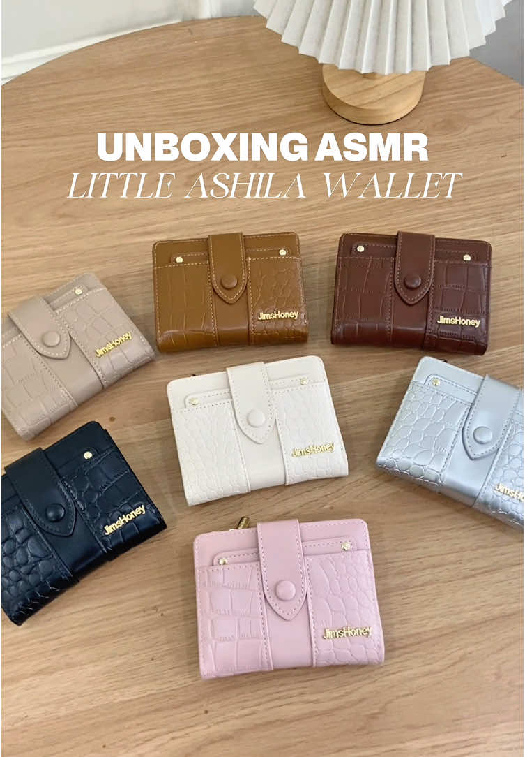 Unboxing dompett baru🤩🤩 wajibbb ganti dompet kamu pake LITTLE ASHILA WALLET🥳🤍 #timelesscharm #jimshoney #icarryjh #jhladies #timelesscharmcollection 