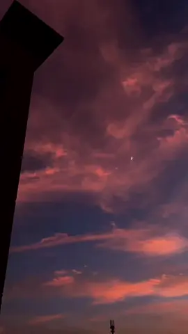 Selayaknya rembulan yang tampak elok nan cantik, tak pernah ia meminta langit terang agar selalu bersinar. Cukup ketulusan yang membias dari hati, maka dunia pun perlahan tunduk pada cahayanya. Ia adalah warna senja yang memeluk langit dengan perlahan, membawa keindahan yang tak pernah memaksa. Melembutkan hari yang keras hanya dengan keberadaannya. Tak pernah terlihat air matanya jatuh, sebab ia pandai menyembunyikan perih di balik senyum, padahal jiwanya sering diguyur hujan sendiri. Ada luka yang tidak bisa diterjemahkan oleh kata, namun ia tetap melangkah seolah dunia tak pernah memberatkan. Bukan karena tak lelah, melainkan karena cinta telah menjadi kekuatan yang paling diam-diam. Gelap pernah mencoba merengkuhnya, namun ia terlalu penuh cahaya untuk benar-benar padam. Ia bukan langit, bukan juga bumi tapi ruang di antara keduanya...tempat segala hal pulang, tempat rindu menetap, tempat cinta tak pernah menua. ia adalah ibu, wanita terindah yang pernah ada❤️