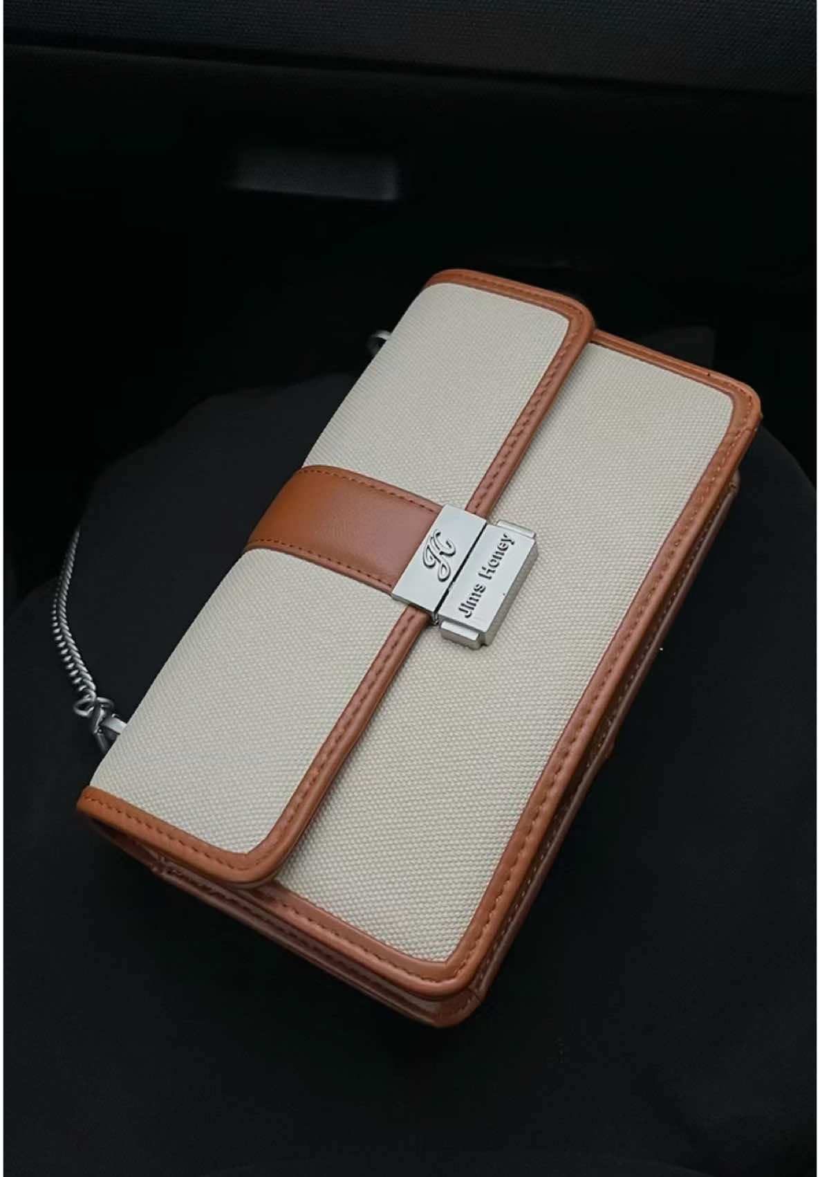 Newly launch, Tyla Bag✨ Tas selempangan wanita yang cantik dan gak perlu bawa dompet lagi😍 #tascantik #tasselempang #tasviral #jimshoney #racuntiktok #slingbag #taswanita #tasjimshoney #belilokal #taslokalbrand #Guncang66 #Guncang66SpesialGajian #timelesscharm #TylaBag 