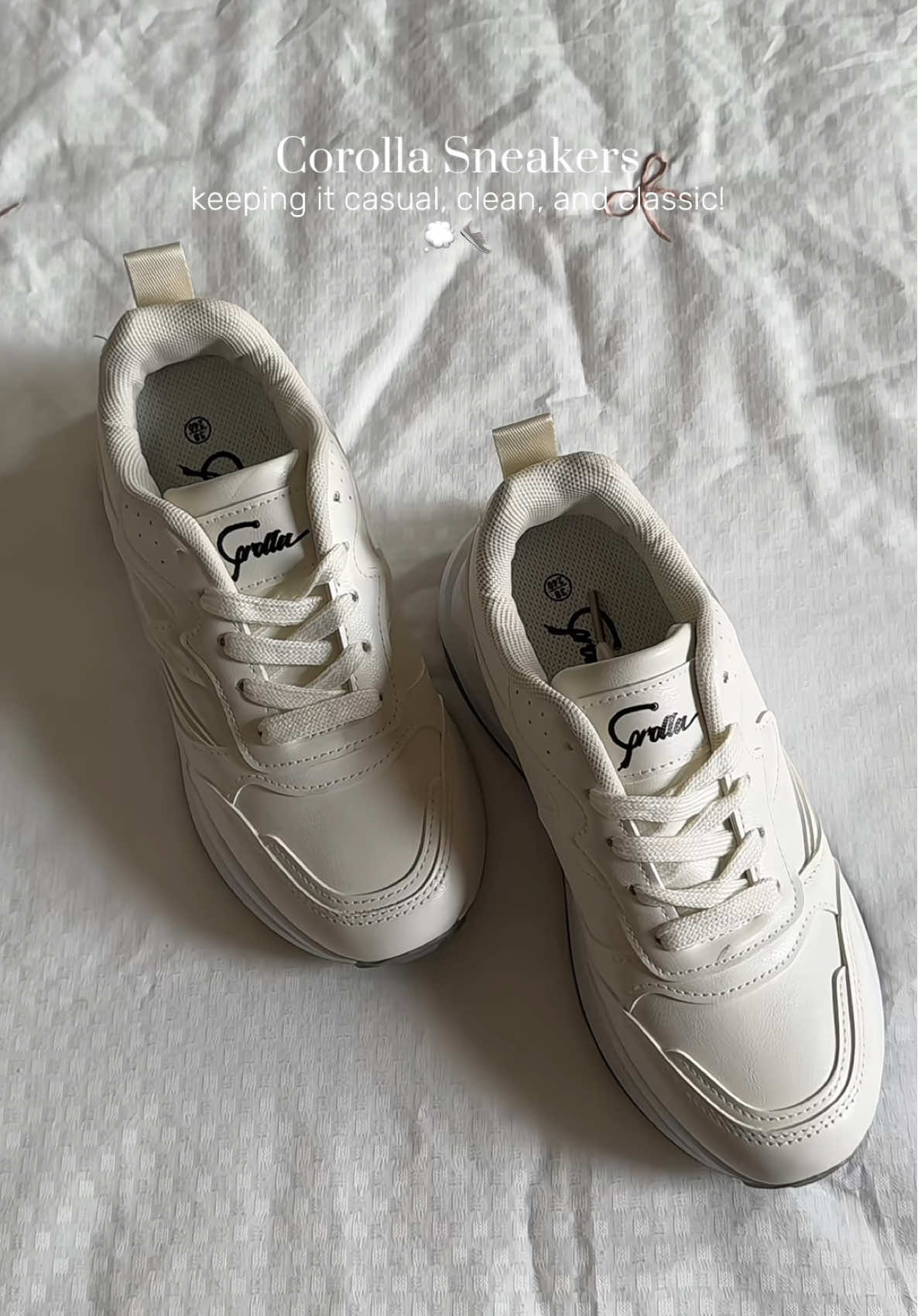 who else is obsessed with the simplicity of a good white pair?👟👀 #sneakers #whitesneakers #womensneakers #corollasneakers #corollasneakershoes #whitesneakersforwomen @Corolla shoes 