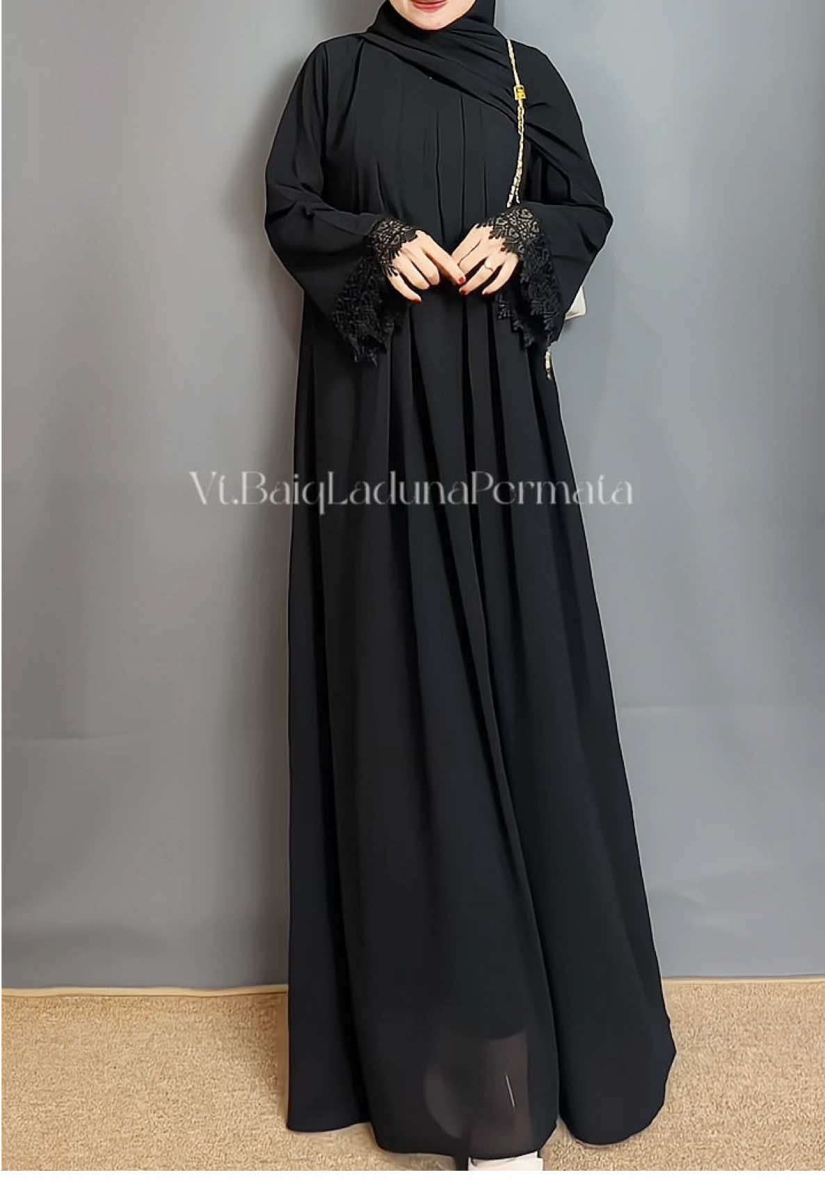 Yg lagi cari abaya hitam, nih aku rekomendasiin Abaya yg simple & cantik😍 Sudah satu set ( Abaya+ pashmina) Busui✅ Wudhu f ✅ Full furing ✅ Flowy✅ Ready stock cek kernajng kuning sebelum kehabisan👇🏻 #abaya #abayahitam #abayaterbaru #nacy #abayastyle 