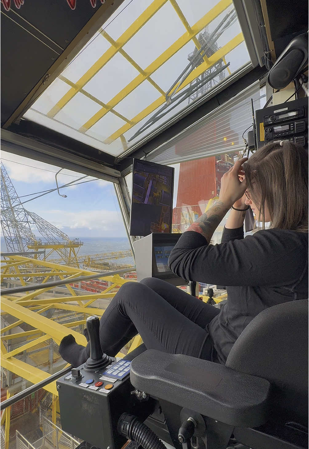 back at it again🏗️👷🏽‍♀️ #offshore #lovemyjob #offshorecrane #craneandlift #offshorecraneoperator #fyp 