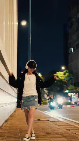 Girl dance happily on the street 🖤#dance #chill #song 