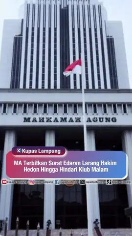 MA Terbitkan Surat Edaran Larang Hakim Hedon Hingga Hindari Klub Malam . . Direktorat Jenderal Badan Peradilan Umum atau Badilum Mahkamah Agung menerbitkan Surat Edaran Nomor 4 Tahun 2025 tentang Pola Hidup Sederhana bagi aparatur peradilan umum. Surat edaran ini mengatur 11 poin penting, mulai dari larangan hidup hedon, pamer barang mewah, hingga unggahan gaya hidup berlebihan di media sosial. Aparatur juga dilarang menggunakan fasilitas kantor untuk kepentingan pribadi, membatasi perjalanan luar negeri non-dinas, dan menolak pemberian hadiah yang berkaitan dengan jabatan. Kebijakan ini bertujuan menjaga integritas, marwah peradilan, dan meningkatkan kepercayaan publik terhadap lembaga peradilan. ⁣- Untuk berita selengkapnya, baca di www.kupastuntas.co - #MahkamahAgung #SuratEdaranMA #KupasTuntas