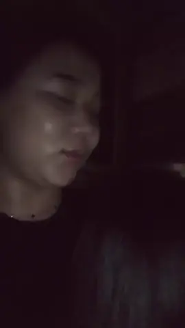 posisinya aku di depan dia,terus aku nangis terus dia bilang ginii 