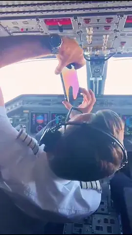 Little behind the scenes shot #privatejet #aviation #airplane #jet #bizjet #cockpit #captain #flightattendant #wings #crewlife #pilot #pilotlife #travel #cockpitview✈️ #pilotsoftiktok #behindthescene 