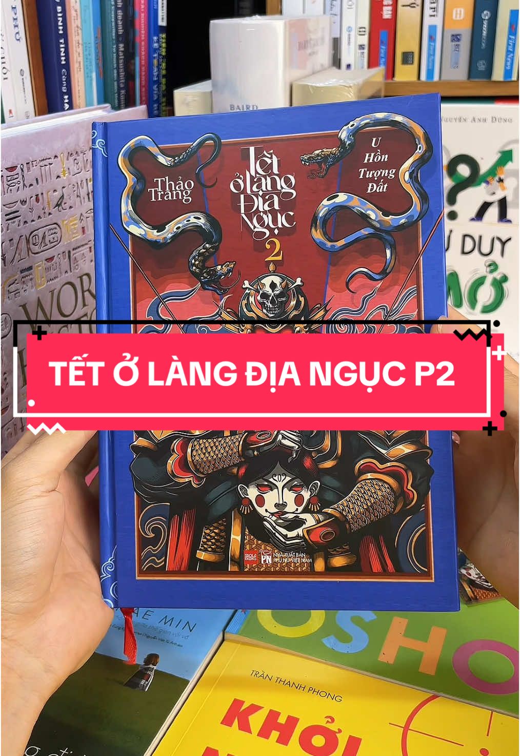 “Tết Ở Làng Địa Ngục – Tập 2: U Hồn Tượng Đất” – Khi những gì linh thiêng nhất trở thành cánh cửa dẫn đến địa ngục… Sau thảm kịch kinh hoàng ở làng cổ – nơi hậu duệ một băng cướp thời chúa Nguyễn từng ẩn mình suốt bao đời – người sống sót ngỡ rằng cơn ác mộng đã kết thúc. Nhưng đó chỉ là khúc dạo đầu. Tượng đất trỗi dậy. Linh hồn u ám gọi về. Và lời nguyền cổ xưa bắt đầu lật mặt. Một tiểu thuyết kinh dị – tâm linh – dã sử đậm đà bản sắc Việt, nơi từng câu chữ thấm đẫm hơi lạnh u linh, từng trang sách là một bước lún sâu hơn vào địa ngục.#tiemsachbinhyen #BookTok #sachhay #sách #reading #tetolangdianguc #tetolangdianguc2 