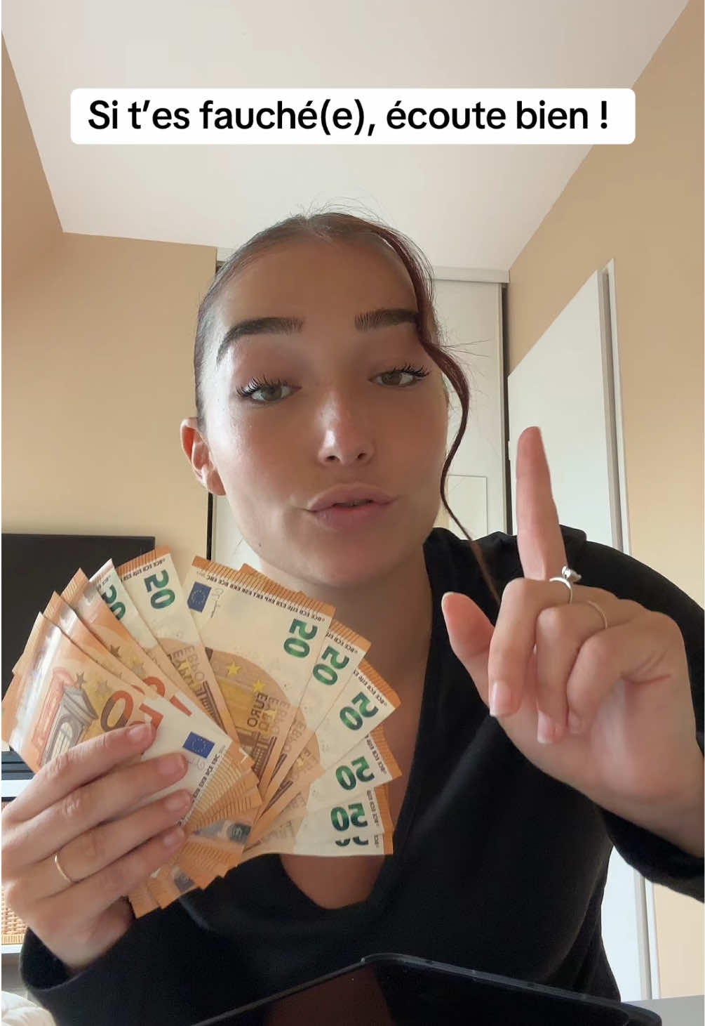 comment j’ai gagné 2300€ pendant que tu scrollais sur TikTok… je t’explique tout !  je peux t’aider à faire pareil, commente « je veux » et je t’envoie toutes les infos en dm !  sache que je t’aide à faire ta première vente à ton tour, donc tu ne seras pas perdant ! je t’aide à créer du contenu, trouver des idées, répondre à tes questions, je fais ton site internet (ou tu vas revendre la formation) GRATUITEMENT !  bref je suis là de A à Z avec toi !  #libertefinanciere #digitalmarketing #business #entrepreneur 