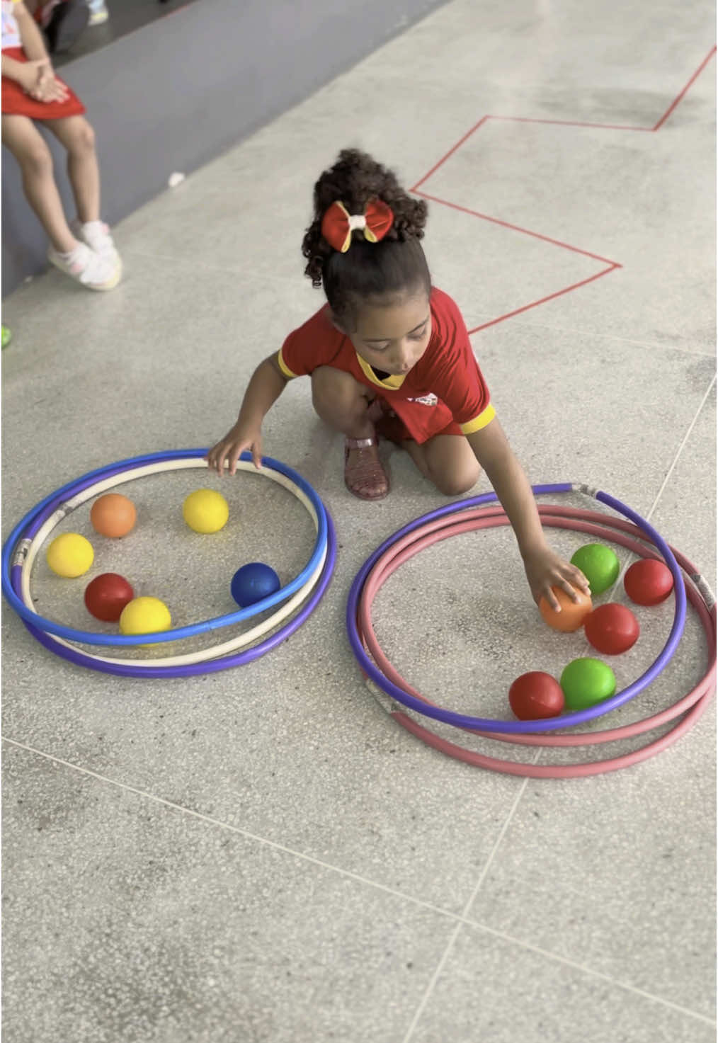 Ideias de circuitos para desenvolver com os alunos da educação infantil.  #educacaofisica #circuitomotor #habilidadesmotoras #escola #aulas #kids #desafios #ludico 