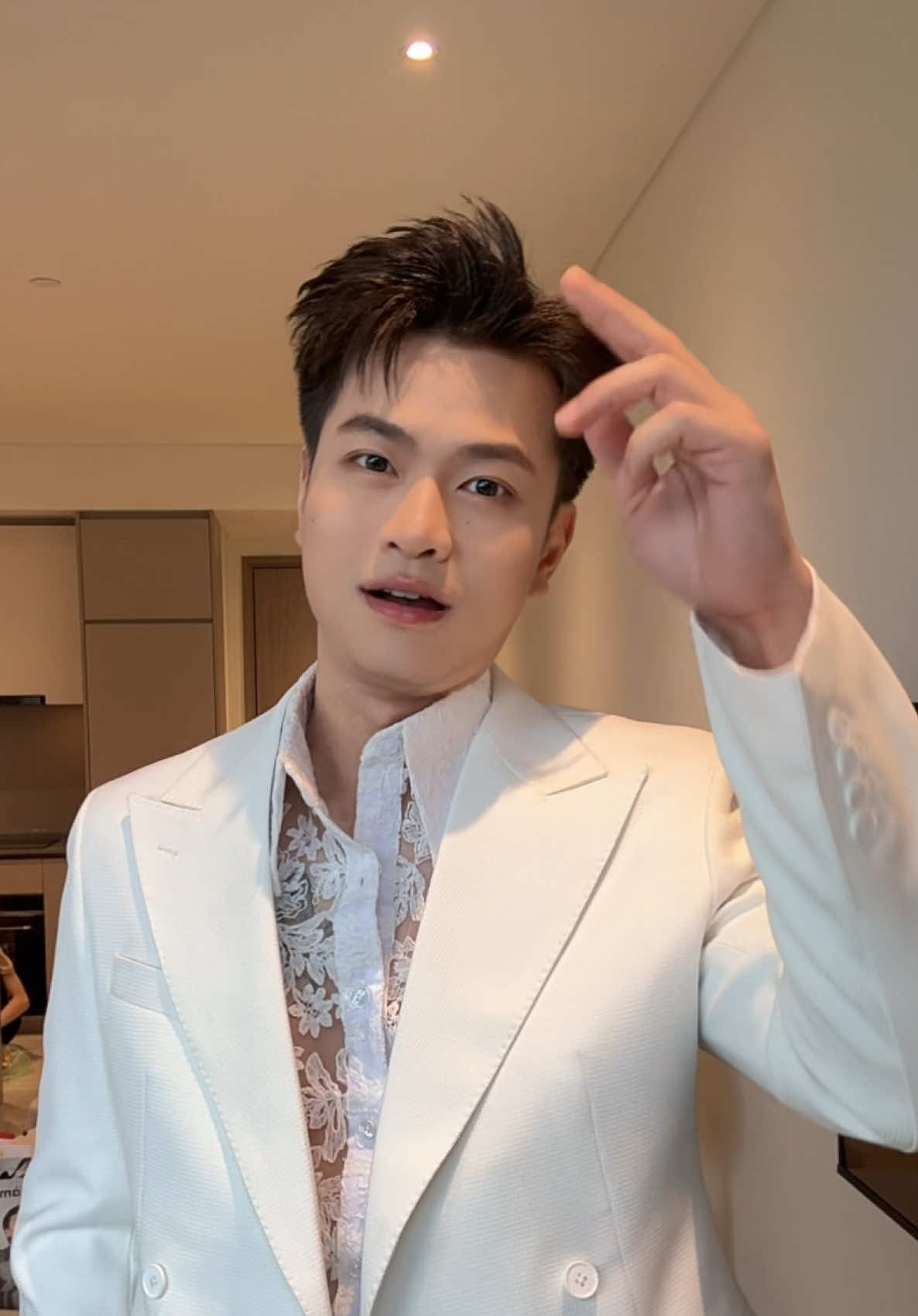 Áo dễ tuột ghê. Outfit 1 hôm nayyy 