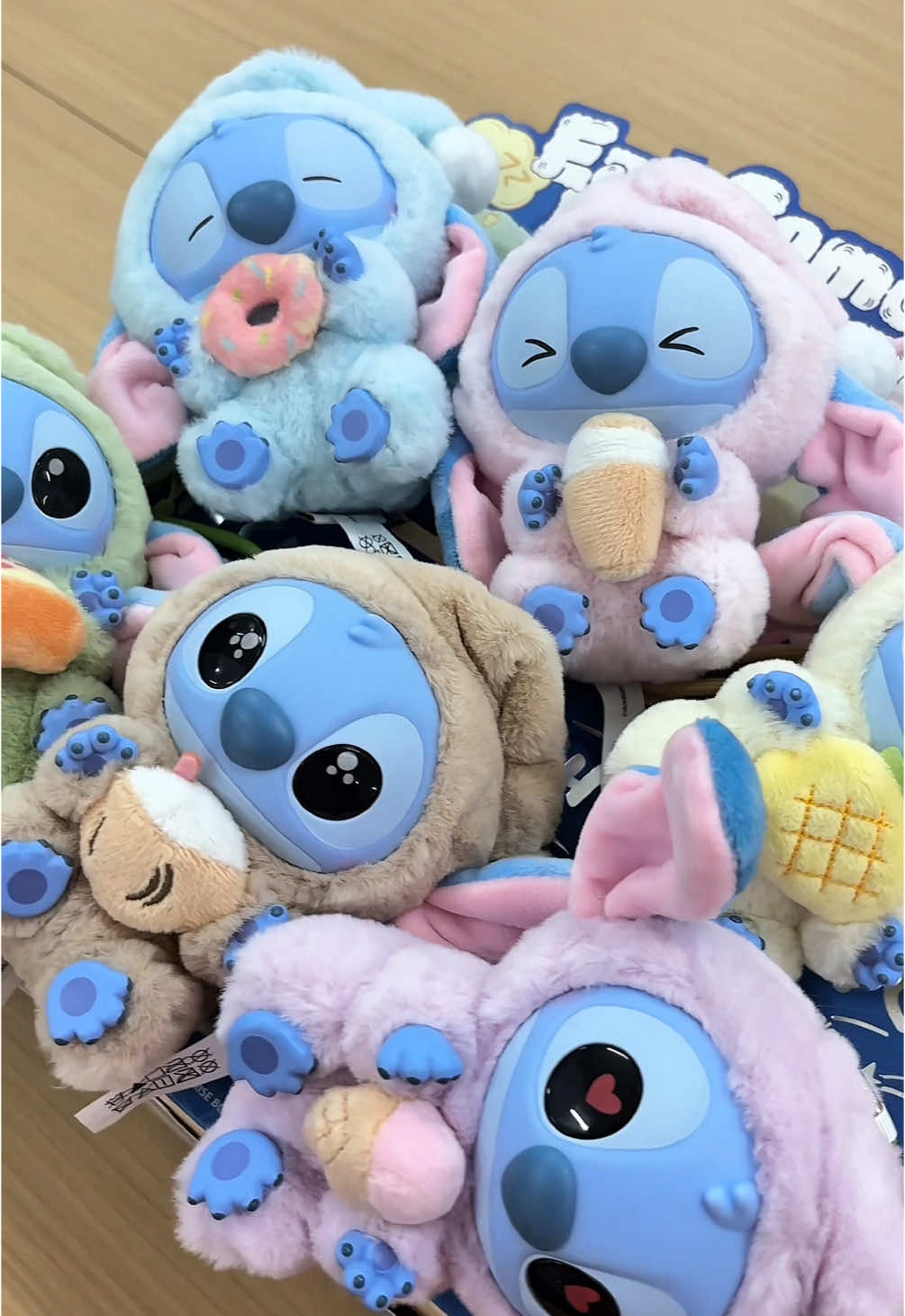 Temenin aku yuuuk unboxing Vinyl Plush Stitch! Ini yang kalian tunggu-tunggu, aku spoiler dikit aja ya dari video unboxing :p Jangan sampai tertinggal ya! Sudah ada di Minisoland Central Park pada tanggal “24 May 2025”. Jangan nangis kalau kehabisan T____T Aku tunggu antuasiasnya besok! #minisoindonesia #minisogoodthing #minisoland #minisoweekid #miniso #stitch #blindbox 