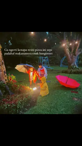 Selalu bisa seharian disini, guling-guling di rumput, nambah pizza berkali-kali. 🌸 @pizzapoedjok #kulinerbandung #hiddengemBandung 