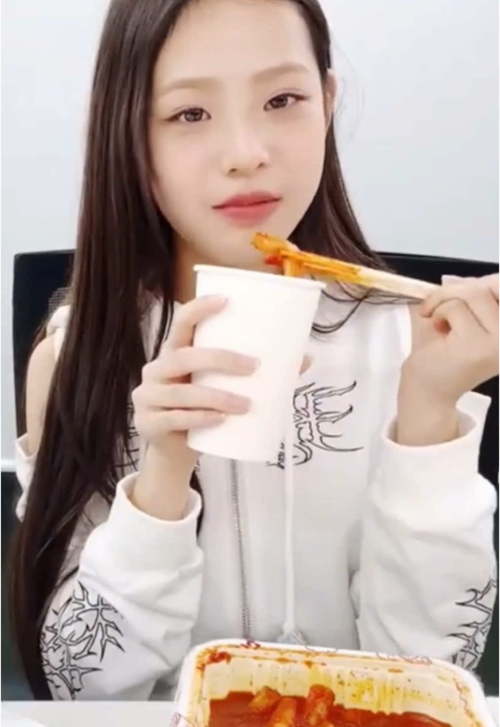 𝘴𝘦𝘰𝘸𝘰𝘯 𝘦𝘢𝘵𝘪𝘯𝘨 #seowon #kpop #unis #eating 