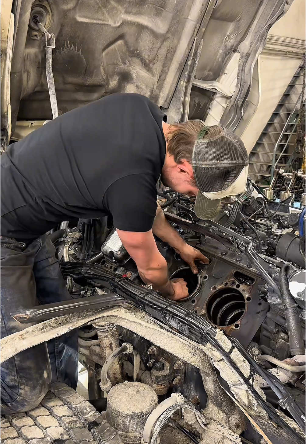 Scania DC16 cylinder sleeve reseal🔩⚙️🧰 #fyp #scania #scaniav8 #truck #mechanic #startup #diesel #mechanical #mechaniclife #engine #motor #motor #overhaul #rebuild #enginerebuild #enginerepair 
