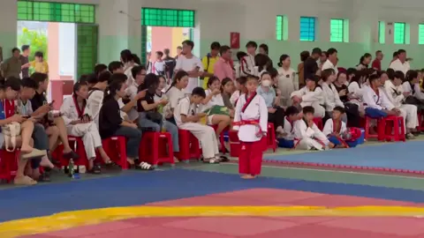 Phần thi Quyền đầy tự tin của Bé 8 tuổi đội Quyền Taekwondo Châu Thành. Giải này lâu rồi giờ mới đăng. Taekwondo Kiên Giang có ai biết bé này không nhỉ #xuhuong #TaekwondoKiênGiang #vothuat #taekwondo 