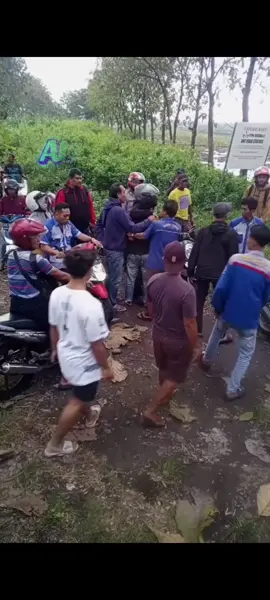 aksi pukul kaca pakai helm terhadap armada salah satu PO Sumber Group di NGAWI. Mohon tenang NITIJEN, telisik dulu penyebabnya. Kira2 mana yg memulainya? #sugeng #sugengrahayu #sumbergroup #sumberselamat #viral #sumberkencono #anarkis #fyp #buslovers #bislover #bismania #bismaniacommunity #lumbalumba #lumbalumbadarat🐬 #ngawi #ngawiramah #busjatim #mira #eka #actarifbiasa 