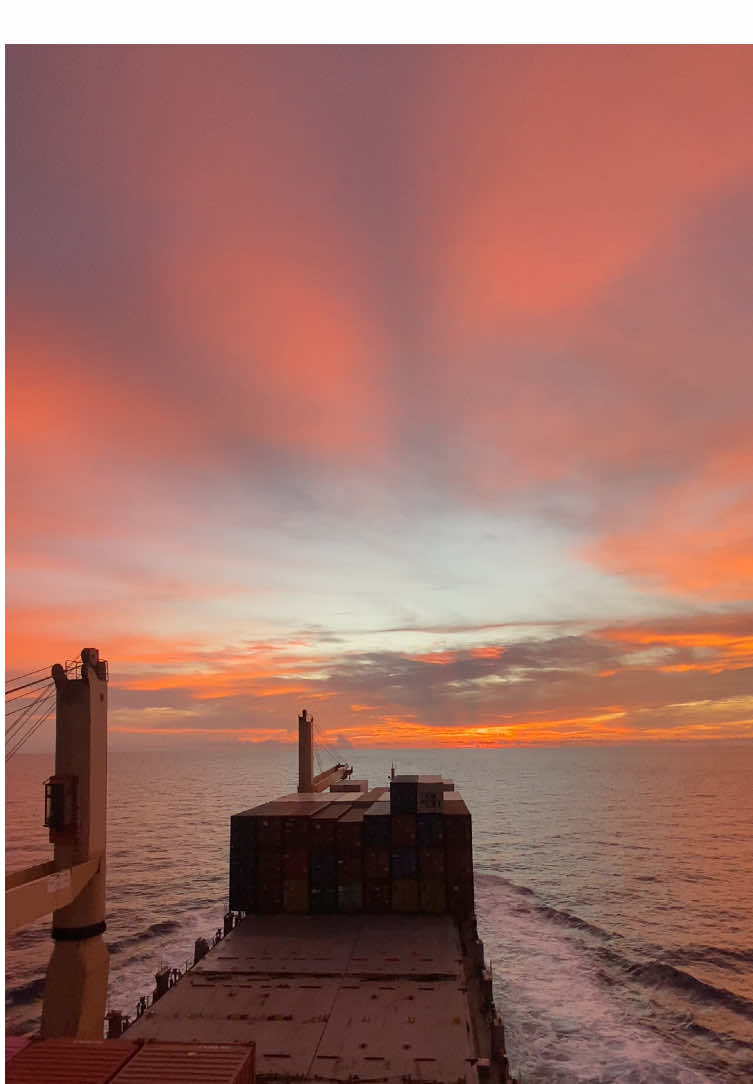 Evening light hits different when you’re working at sea. #views #วิว #ทะเล #sunset #seaman #seamanthai🚢🚢🚢 