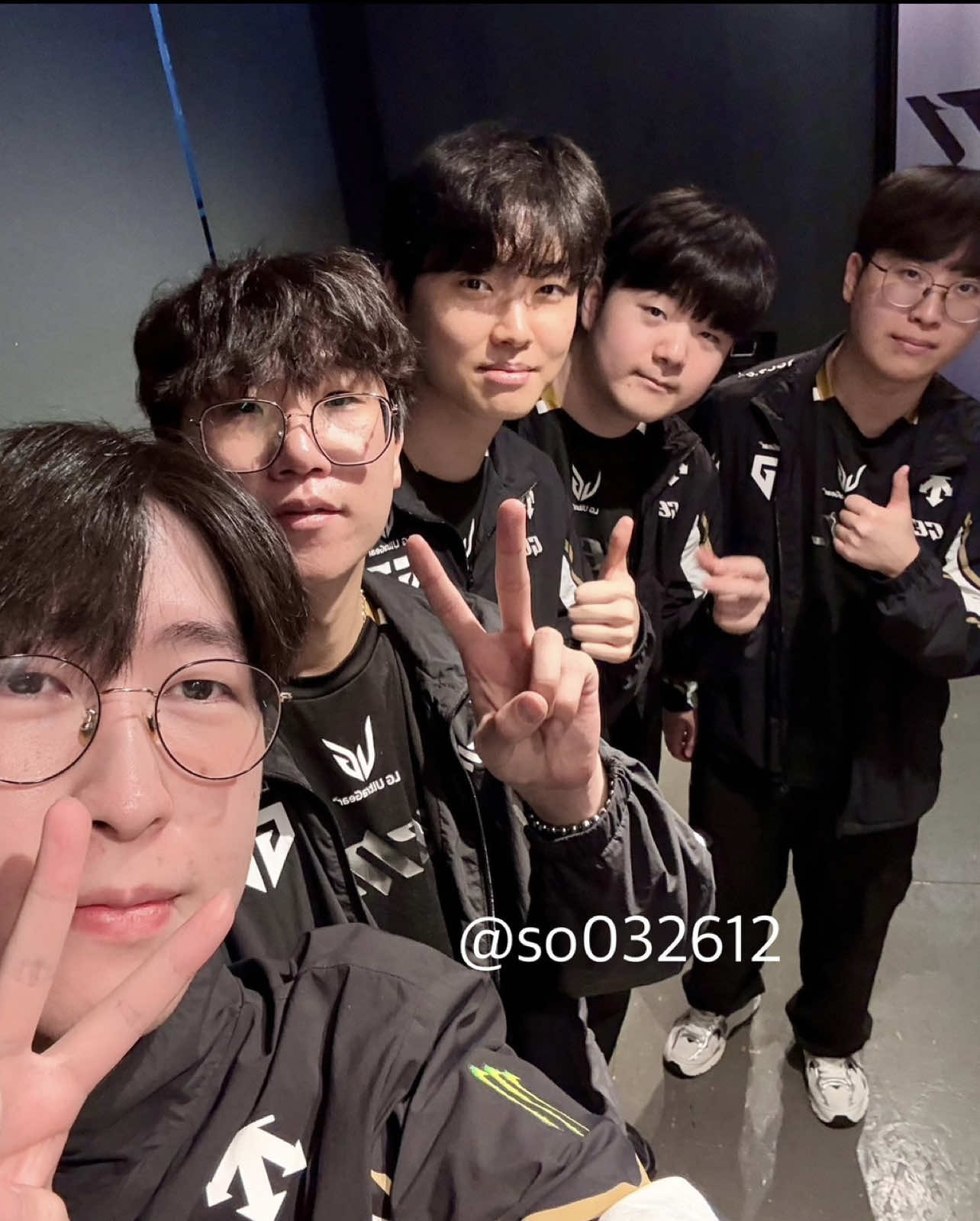 Ảnh gia đình 🫶🏻  cre: @Rr__vivi & @so032612 on X #GENWIN #Kiin #Canyon #Chovy #Ruler #Duro #CapCut 