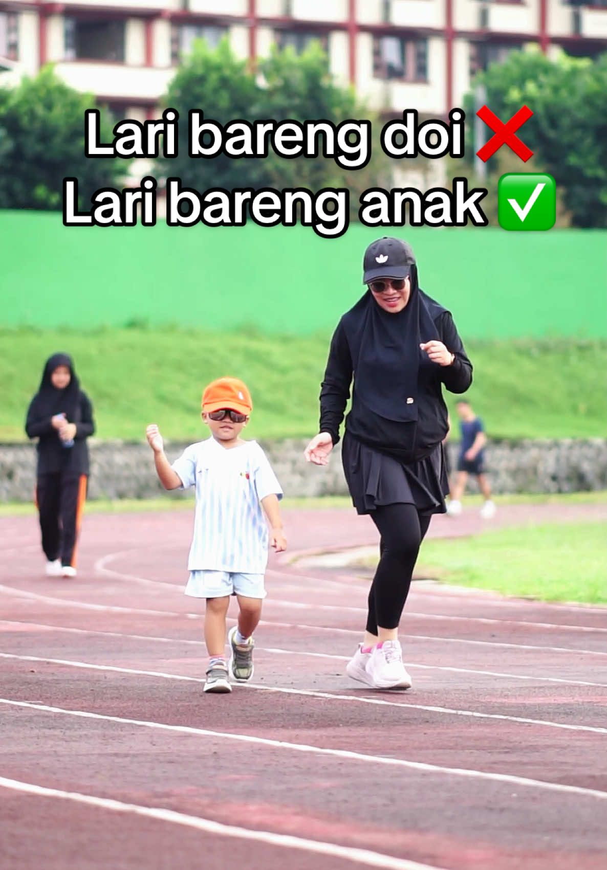 Setiap langkah bersama anak, lebih dari sekadar olahraga🥰 On saturday we wear (watershed rose) pink @ASICS #gelnimbus26 woman 🩷 #pelarikonten #curhatpelari #dokterpelari #run #Running #runner #pelarikonten #pelari #pelari