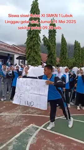 Siswa siswi Kelas XI SMKN 1 Lubuk Linggau gelar aksi, Jumat 24 Mei 2025 sekitar pukul 09.30 wib.  Pantauan dilapangan, siswa siswi terlihat teriak menyuarakan tuntutan mereka, diantaranya membawa spanduk bertuliskan 