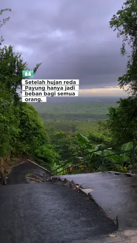 Kalimat di atas adalah sebuah perumpamaan tentang kesetiaan yg bersyarat, dimana loyalitas hanya bertahan selama ada manfaat atau keuntungan yang didapat. Payung yang awalnya berguna saat hujan, berubah menjadi beban ketika cuaca telah cerah, simbol bagaimana hubungan atau kesetiaan bisa menjadi berat ketika fungsinya telah hilang. #payung #gusaflakhamangkunegara #storywa #reminder 