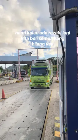 Yang sabar yaa pak semoga di setiap musibah yg terjadi,Allah gantikan lagi yg lebih baik, dari sebelumnya amin.. #trukmaniaindonesia #termokinerosdelarutadelboulevar #kulkasbalap🚚💨 #trukviral #truklovers #kecelakaan #gem 