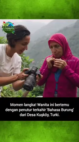 Di desa Kuşköy, Turki utara, masyarakat menggunakan siulan bernada tinggi untuk berkomunikasi dari jarak jauh. Tradisi yang disebut kuş dili (bahasa burung) ini sudah ada sejak 400 tahun lalu dan sangat berguna di daerah pegunungan.  Sebenarnya, siulan ini bukan bahasa baru, melainkan bahasa Turki yang diubah menjadi nada tinggi. Karena frekuensinya bisa mencapai 4.000 Hz, suaranya bisa terdengar lebih jauh dibanding ucapan biasa, sehingga cocok untuk medan berbukit.  Pada 2017, UNESCO menetapkan kuş dili sebagai Warisan Budaya yang Perlu Dilindungi karena pemakainya semakin berkurang akibat teknologi modern. Namun, warga Kuşköy tetap berusaha melestarikannya lewat festival tahunan.  #fypシ #fyp #berandafypシ #tiktok #beranda #fypシ゚viral #fyppppppppppppppppppppppp 