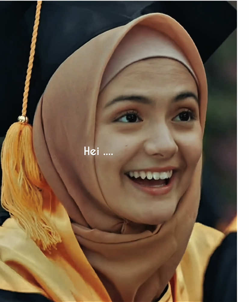Tadi habis rewacth nih movie, dulu pas awal awal baca versi novel triloginya karya kang A. Fuadi, dan ada satu Mahfudzot yang selalu menjadi inti dari setiap bukunya. 1. Negeri Lima Menara : من جد وجد 2. Ranah 3 Warna : من صبر ظفر 3. Rantau 1 Muara : من سار على الدرب وصل ✨✨✨ #ranah3warna #amandarawles #arbaniyasiz #fypシ 