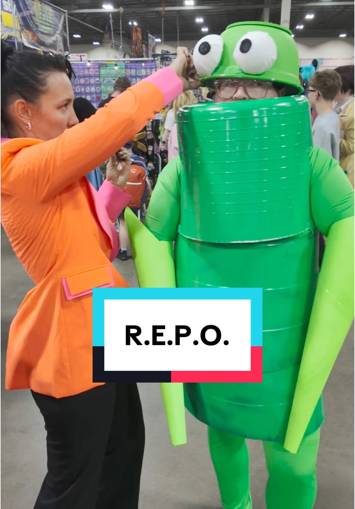 He’s a longtime con-goer and loves cosplaying, but this suit made it a little hard to see. I had to help him lift the helmet just so we could chat! 💬 🐸 🤖 ((Watch 👀 ’til the end to see me seal him back in!)) #comiccon #cosplay #cosplayer #robot #frog #repogame #cosplaylife #gamers #motorcitycomiccon  #retrieveextractprofitoperation 