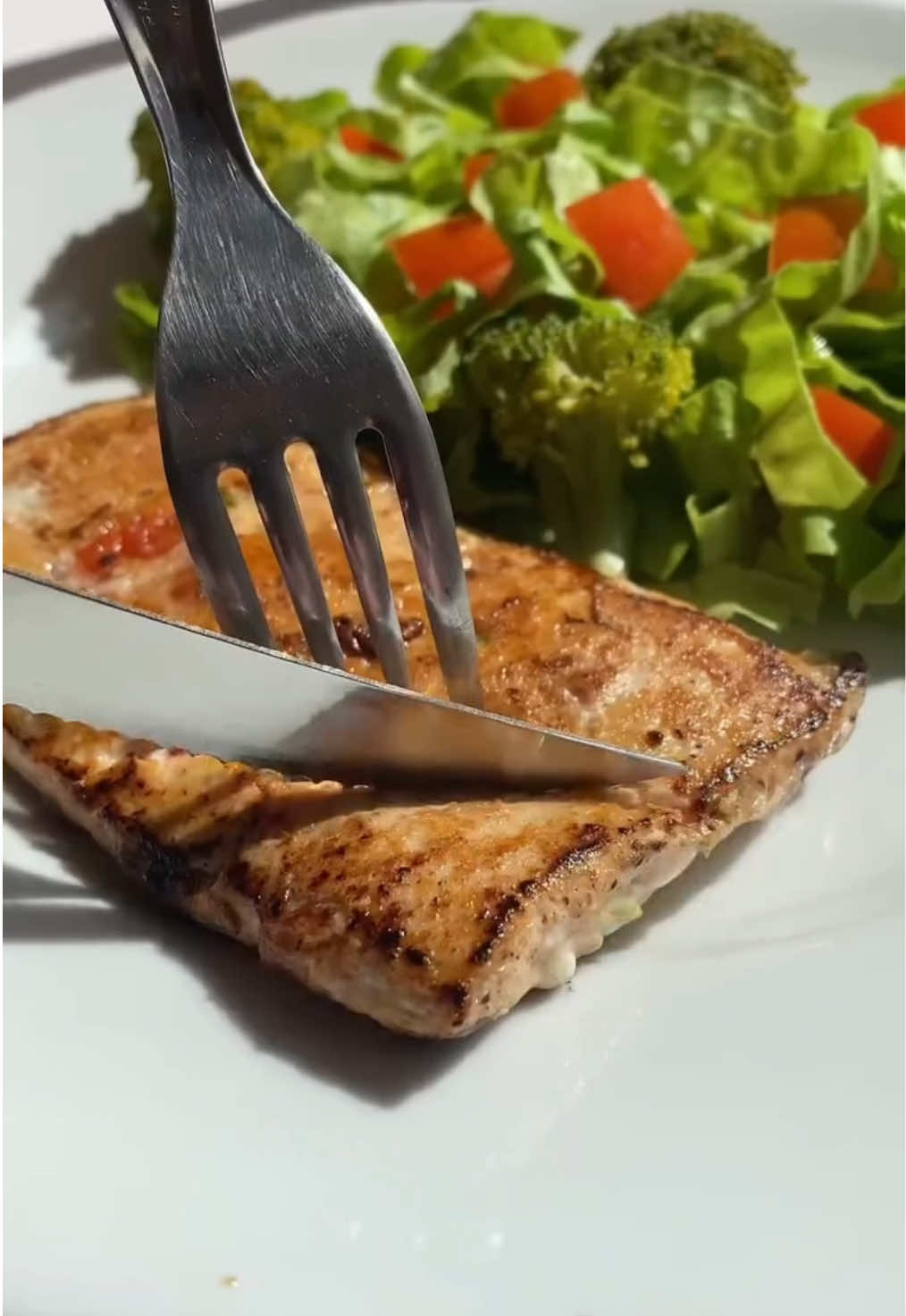Você vive na correria e sente que não tem tempo pra se alimentar bem? Então essa receita de tablete de frango temperado vai ser sua nova aliada na rotina! Fácil, saudável, proteica e perfeita pra montar marmitas e agilizar a semana. Ingredientes e modo de preparo completo no vídeo! É só dar o play e ver como é prático de preparar — e o melhor: você pode congelar porções e ter refeições sempre prontas, sem desculpas! E se você sente que vive recomeçando, mas nunca consegue manter o foco… O problema não é você. É o método. Por isso, quero te apresentar um programa que já transformou a vida de centenas de pessoas reais: com cardápio pronto, receitas como essa, exercícios simples e acompanhamento, tudo pensado pra caber na sua rotina e te levar ao resultado sem sofrimento. Comenta ROTINA aqui nos comentários que eu te mando o link com desconto direto no seu direct. A sua virada começa por aqui — bora juntos? #emagrecimento #dieta #comida #receitas #emagrecer #saúde #natural