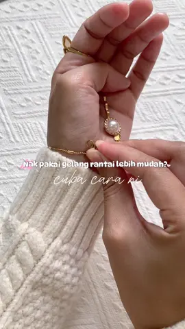 Selalu tak struggle nak pakai gelang rantai sbb cangkuk payah nak masuk? cuba cara ni. Semoga membantu 🫰🏼 #tipspakaigelang #carapakaigelang #girlythings 