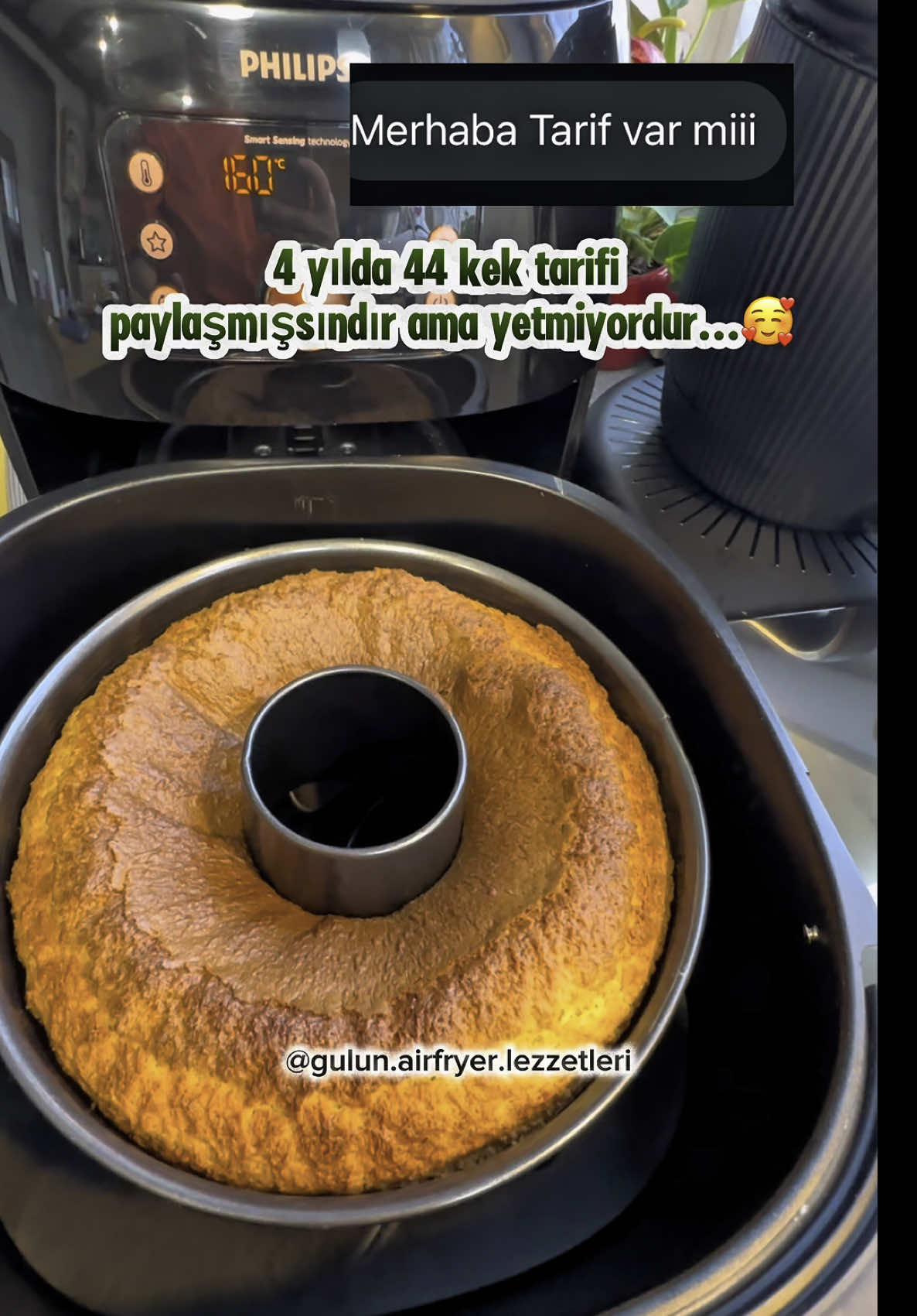 Ağızda pamuk şeker gibi eriyip kaybolan yumuşacık bir kek…🤭Hem airfryerda hem fırında pişirebileceğiniz muhteşem bir portakallı kek tarifi bırakıyoum 😋👇 Kaydetmeyi unutmayın😉 Bu paylaşımımı faydalı bulduysan beğeni ve yorumlarla desteğini bekliyorum 🤗 Malzemeler: 	•	Şeker: 200 g (1 su bardağı)  	•	Portakal: Orta boy (sadece turuncu kısımları) – 1 adet 	•	Yumurta: 3 adet 	•	Süt: 200 g (1su bardağı)  	•	Kabartma tozu: 1 paket (yaklaşık 10 g) 	•	Şekerli vanilin: 1 paket 	•	Ayçiçek yağı: 115 g (1/2 su bardağı) 	•	Un: 280 g (2.5 su bardağı) 	•	Ekstra yağ: Yağlamak için (kek kalıbı için) 	•	Ekstra un: Serpmek için (kek kalıbı için) Yapılışı 	1.	Fırını Önceden Isıtın: Fırını 170°C’ye ısıtın. 	2.	Kek Kalıbını Hazırlayın: Kek kalıbını (tercihen 24 cm’lik yuvarlak veya borcam) yağlayın ve un serpin. 	3.	Portakal Kabuğunu Hazırlayın: Portakalın sadece turuncu kısımlarını rendenin ince tarafıyla rendeleyin. 	4.	Karışımı Hazırlayın: 	•	Şeker ve portakal kabuğunu karıştırma kabına alın ve ovuşturun.  	•	Yumurtaları ekleyip mikserle çırpın. 	•	Süt, ayçiçek yağı ve şekerli vanilini ekleyip tekrar karıştırın. 	•	Unu ve kabartma tozunu eleyerek ekleyin pürüzsüz bir kek hamuru elde edene kadar karıştırın. 	5.	Kek hamurunu hazırladığınız kalıba dökün. 	6.	Pişirin: Airfryerda 25 cm kek kalıbında 30 dakika 160° de pişirin.  Fırın için; 👉Önceden ısıtılmış fırında yaklaşık 35-45 dakika pişirin. Kürdan testiyle pişip pişmediğini kontrol edin (kürdan temiz çıkmalı). 	7.	Soğutun ve Servis Yapın: Keki fırından çıkarın, 10 dakika kadar soğumaya bırakın, sonra kalıptan çıkarın ve dilimleyerek servis edin.   Afiyet olsun!💞 #thermomix #thermomixtm7 #thermomixkektarifi 