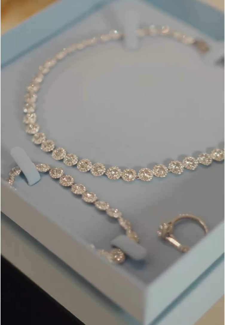 ✨Para o dia mais especial da sua vida, escolha joias à altura do seu brilho. Apresentamos a coleção Una Angelic da Swarovski — um clássico eterno para noivas que sonham com elegância e sofisticação. 💎 O conjunto best-seller com colar, pulseira, brinco e um anel deslumbrante vai transformar o seu “sim” em um verdadeiro momento de cinema. 🤍 #foryoupage #fouryou #viralllllll #joias 