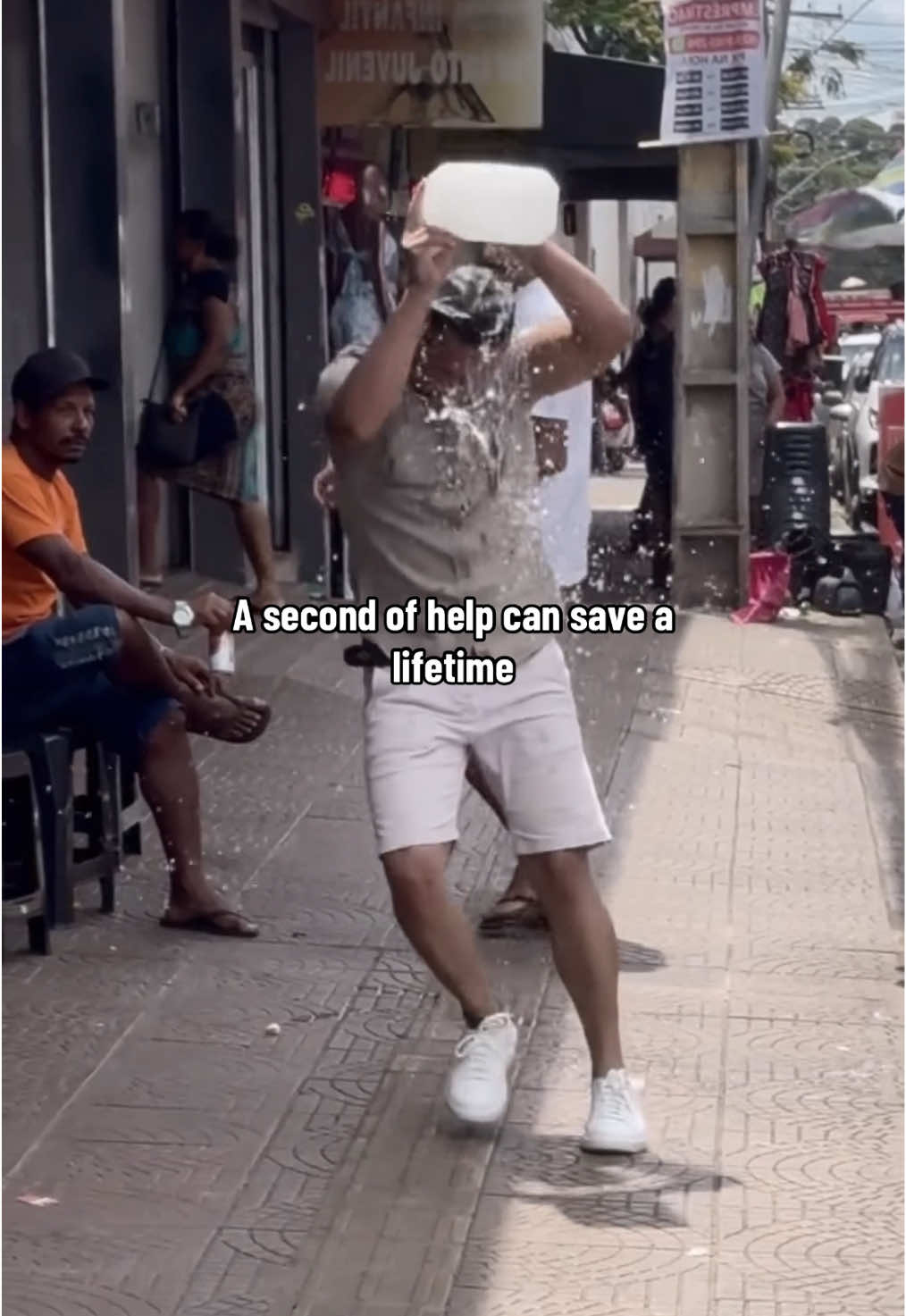 A second of help can save a lifetime ❤️ #socialexperiment #kindness #peopleareawesome #humanity #wholesome 