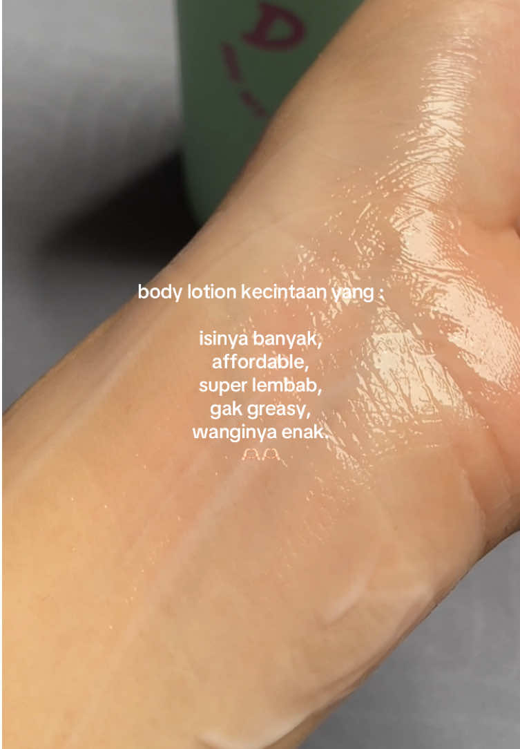 liat sendiri tekstur dazzling radiant body & hand lotionnya dear doer, lovvvvvve it!🫶🏻 #bodylotion #fordryskin #handandbodylotion 