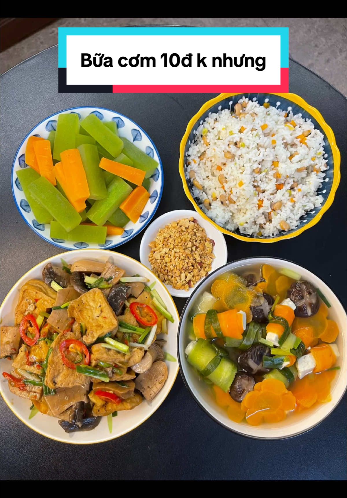 Bữa cơm không thịt cá nhưng lại toàn món quá chi là ngon,bữa nay thì không hề nhiều dầu tí nào luôn vừa ngon,ngọt,thanh lại không sợ béo ❤️ cơm chay như này thì đúng là ăn được suốt ấy,bữa cơm đầu tư thêm ít thời gian và công sức là đẹo và ngon liền 😍 #DuongVuiVe #LearnOnTikTok #ancungtiktok #nauancungtiktok #comchay 