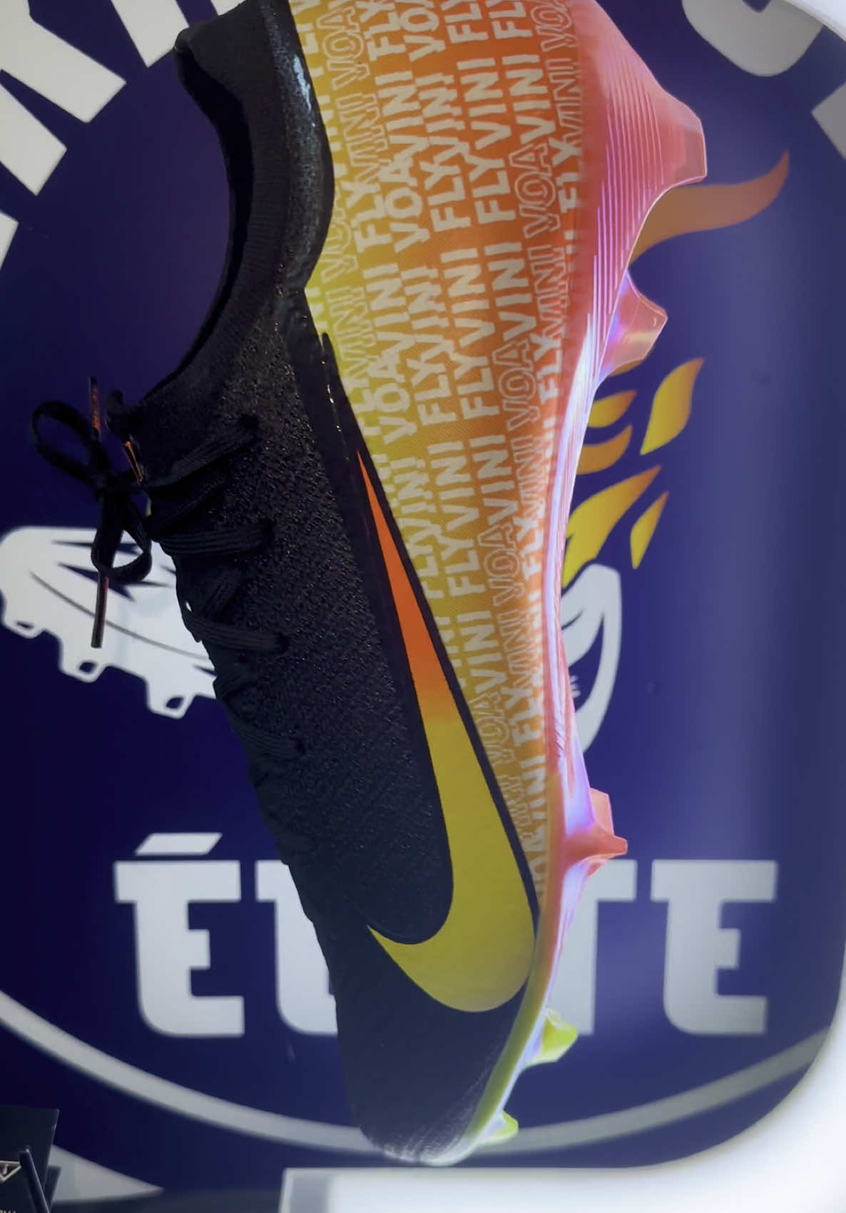🥇Numéro 1 sur les crampons haut de gamme 💶 Crampons au choix + sac + chaussettes = 120€ 📦 Livraison Worldwide 🌍 📞 Pour commander Lien en bio #crampons #nike #vinijr #vinicius #mercurial #footballtiktok #fyp 