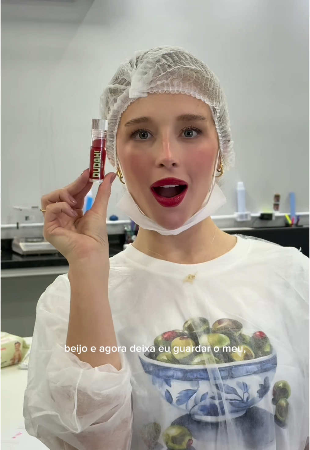 os rumores são verdadeiros! a nossa girl boss @Duda Reis tornou um dia comum de fábrica, em um momento mágico e especial... Luana, o seu pedido é uma ordem! 🪄 se antes o seu lip gloss cherry era um sonho, a DUDAH! Beauty tornou realidade 🍒✨ — e ele já está indo para o seu endereço. nós estamos completamente apaixonadas pelo resultado. e você, quer levar um desses para casa? 👀