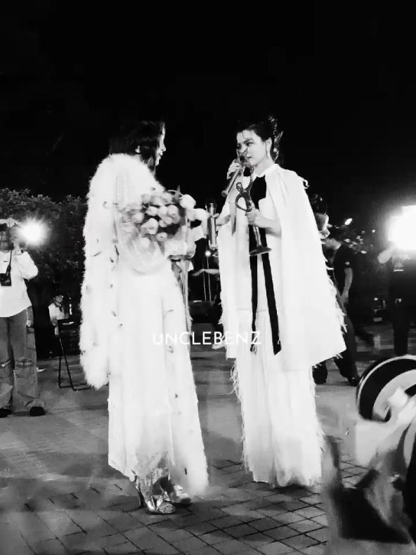 คนเก่งของลุงเบนซ์ ดีใจที่ได้มาร่วมแสดงความยินดีกับหนูทั้งคู่นะคะ..... WE DID IT BABY #3  LOVE~ 🤍🤍 