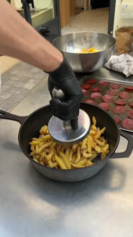 Deep Dish Pizza Fries ! Meet your new pizza obsession #pizza #frenchfries 