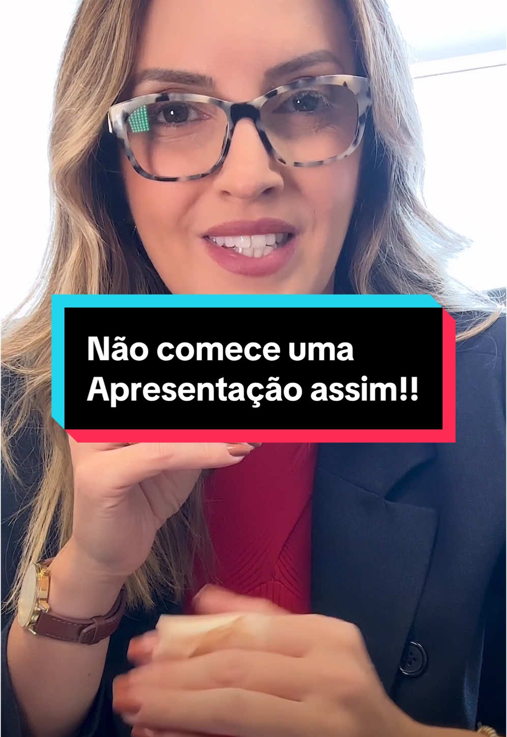 🎤 “Oi, gente… desculpa, eu tô um pouco nervosa, tá?” 📉 Essa é uma das piores formas de começar uma apresentação profissional. Ela já entrega sua insegurança antes mesmo de entregar seu conteúdo. Tudo isso diminui seu valor diante da plateia. Neste vídeo, eu te mostro o que não fazer e como começar com presença e confiança, mesmo que seu coração esteja acelerado por dentro. 📌 Salva esse conteúdo pra revisar antes da sua próxima apresentação. 📲 E marca aquele amigo que vive começando com “Desculpa, gente…” #oratóriadeimpacto #apresentacaoprofissional #comunicacaodeautoridade #falecomseguranca #autoridadeimediata #dicasdeapresentacao #posicionamentoprofissional #foruyou #foryoupage 