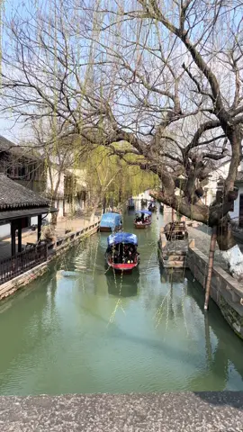 Mỗi ngôi làng cổ ở Trung Quốc đều đẹp theo một cách riêng, và Zhouzhuang thì thật khiến lòng vấn vương. 😌 Thích mê lững lờ bên cầu, ngắm đò trôi, nghe giọng hát cô chú lái văng vẳng. Bình yên đến lạ! 🛶✨ Ai từng mê mẩn Zhouzhuang như mình chưa? #Zhouzhuang #TravelVibes #AncientTown #TravelChina
