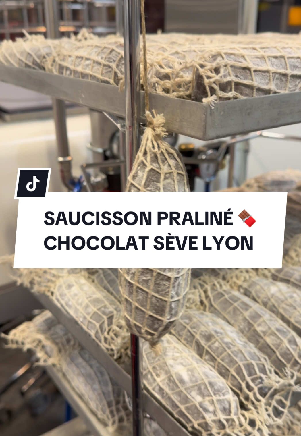 La Maison Sève lance son saucisson, mais attention celui-ci est au chocolat et praliné. Un trompe-l’œil à découvrir sur notre site 🍫 #chocolatseve #trompeloeil #saucisson #chocolat #praliné 