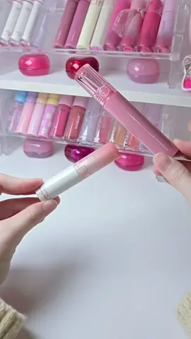 finally trying the @Rom&nd US lip volume hack duo using shades kaya fig (melting balm) and peony ballet (glasting color gloss) there are other shade duos as well!! #trend #viral #pretty #cooltone #warmtone #girly #beauty #makeup #cute #MakeupRoutine #kbeauty #kpop #music #kbeautyproducts #grwm #lipgloss #lipduo #aesthetic #asmr #lipbalm #pink 
