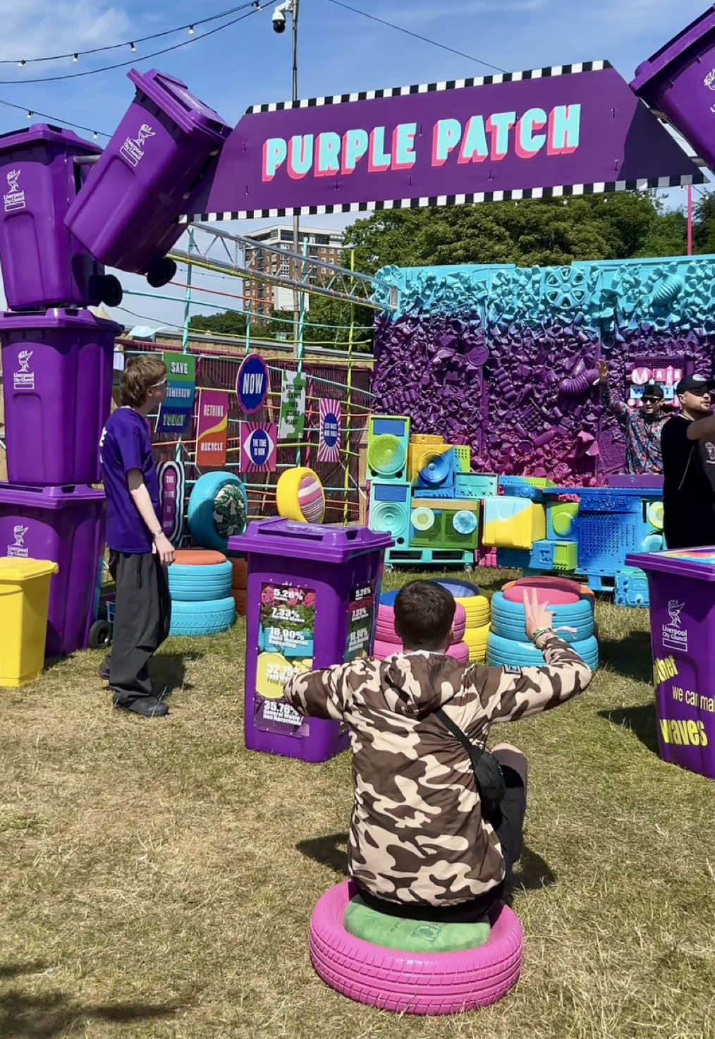 💜 Big shout-out to @Make CIC for bringing together amazing local artists and makers to create the Purple Patch at Sefton Park!   Swing by to charge your phone, chill out on tyre-made seats and check out incredible recycled art. ♻️🎶 @Liverpool City Council @VisitLiverpool  #BigWeekend #Liverpool #SeftonPark