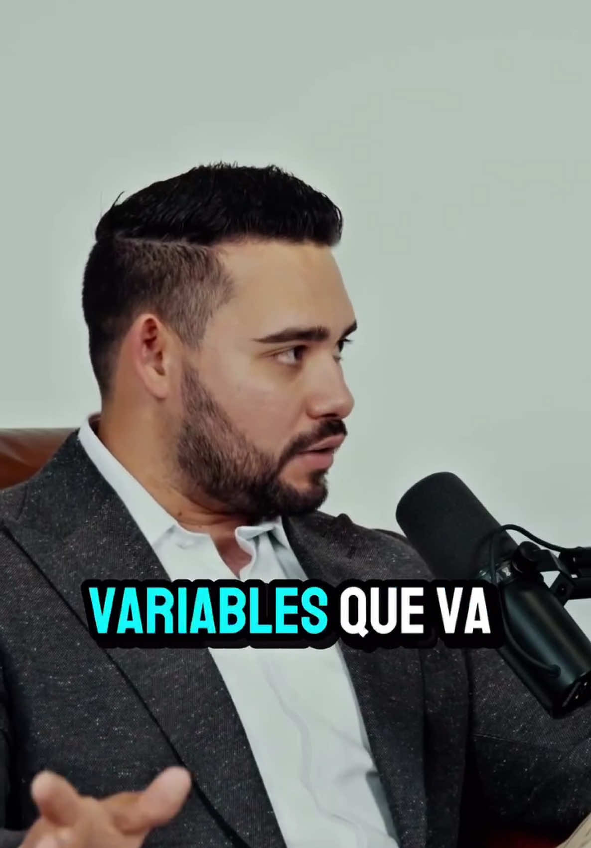 Tu crédito no es lo que más te frena para comprar casa. 🔑 El verdadero protagonista es tu Debt-to-Income Ratio (DTI), es decir, la relación entre lo que debes y lo que ganas. ¡Cuidado! Comprarte un carro para 