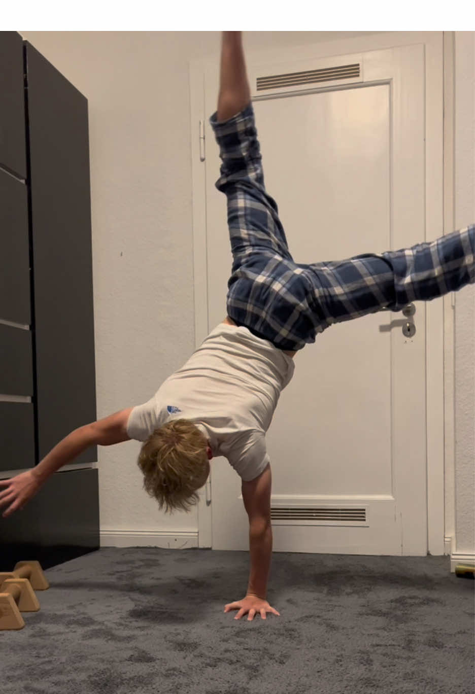 #calisthenics #onearmhandstand #handstand #learning 
