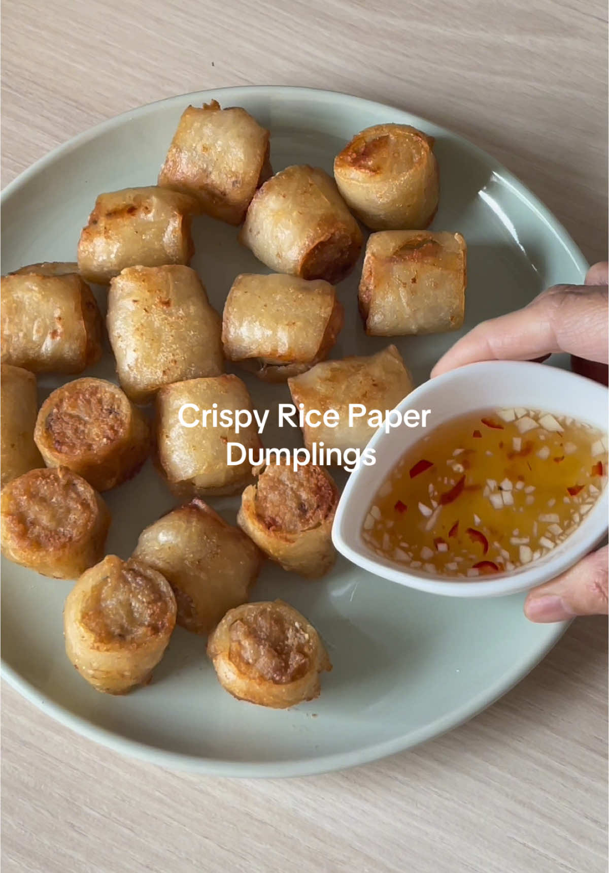 I just want something crispy. I thought of Vietnamese spring rolls but don’t have all the ingredients. I think this is spring rolls 😀 But I called this crispy rice paper dumplings 😍 You need: minced chicken  minced shrimps garlic pepper  fish sauce  mushroom seasoning  egg Give it a try and enjoy! #ricepaper #cooking #dumplings 